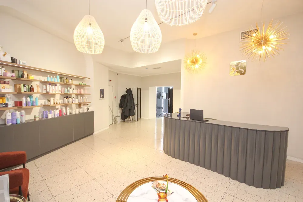 клиенттерді тіркеу аймағы, тауарларға арналған сөрелерімен және стильді декорымен