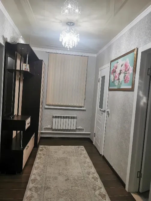 коридор с мебелью и картинами