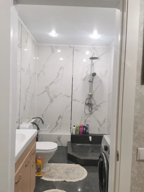 санузел с ванной и стиральной машиной