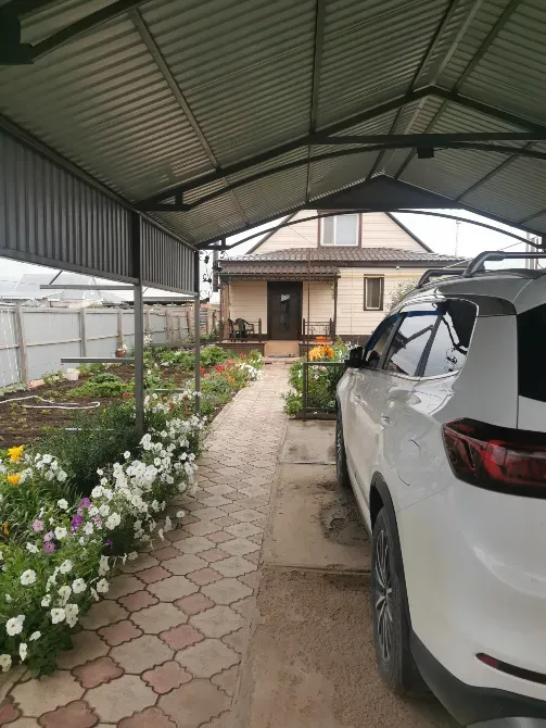 под крышей с растениями и входом в дом