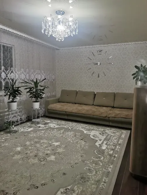 комната с диваном и хрустальной лампой