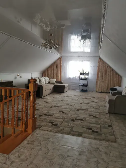 просторная комната на чердаке с диванами и окнами