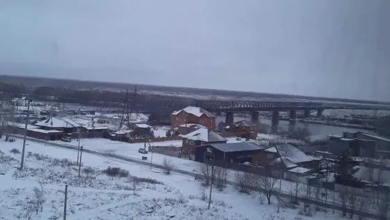 Қарлы пейзаж өзен мен көпірдің көрінісі