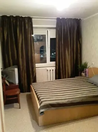 Қарлы пейзаж өзен мен көпірдің көрінісі