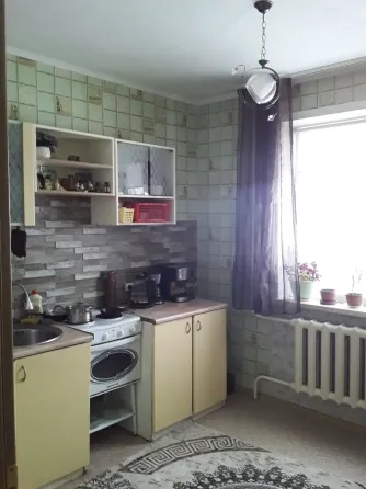 Қарлы пейзаж өзен мен көпірдің көрінісі