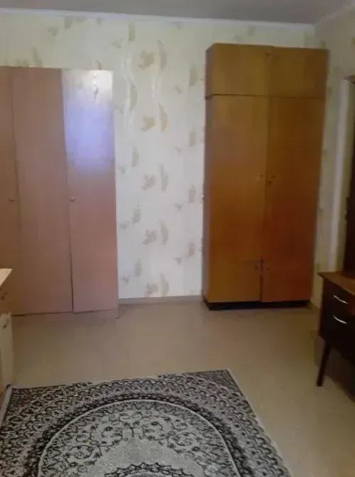Ковер мен шкафтары бар бөлме