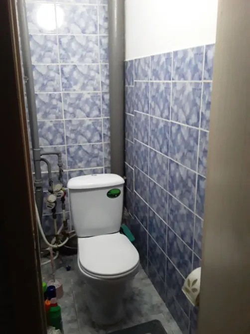 Есік пен жарық қабырғалары бар коридор