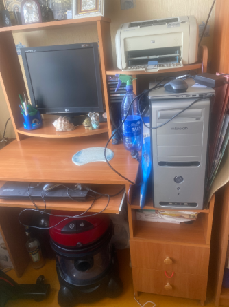 Монитор, принтер, жүйелік блок және шаңсорғышпен компьютерлік үстел