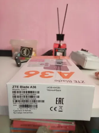 Упаковка смартфона ZTE Blade A36 с характеристиками 64 ГБ встроенной памяти и 12 ГБ ОЗУ