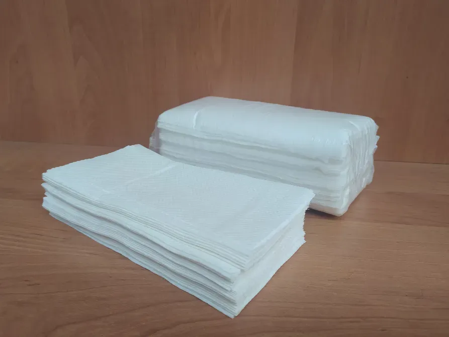 Үстелдегі ақ майлықтардан тұратын топтама