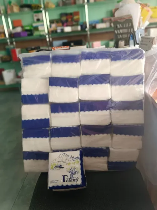 Алдыңғы жоспардағы таулардың суретімен бірге бірнеше ақ майлықтардың топтамалары