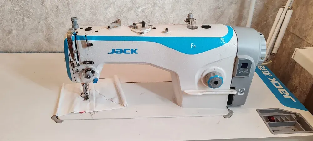 Дәнекерлеу машинасы Jack F4 ақ үстелде