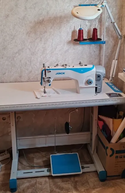 Дәнекерлеу машинасы Jack үстінде шаммен және катушкалармен