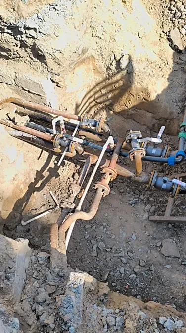 Установленные трубы и сантехническое оборудование в trench