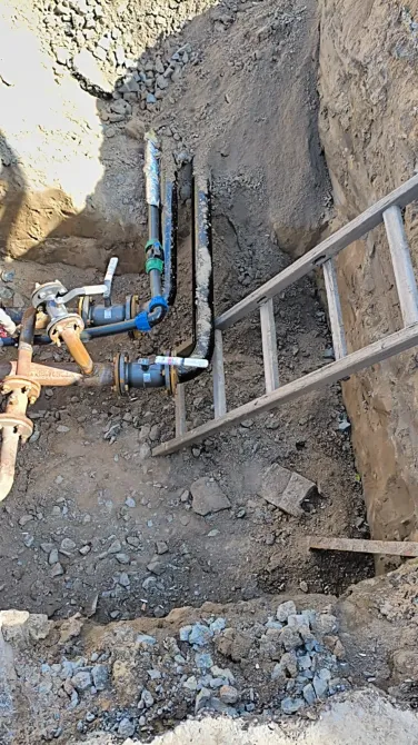 Процесс установки труб с лестницей на заднем плане