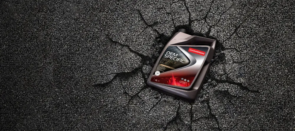 Асфальттағы жарықтарда орналастырылған Champion OEM Specific майы