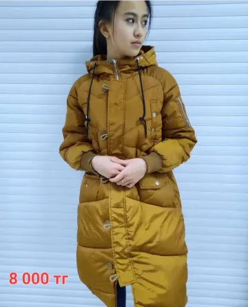 Зелёная зимняя куртка с меховым капюшоном на девушке