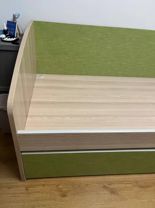 Бұрышты арқалығы бар төсек, жасыл қаптау, минималистік дизайн