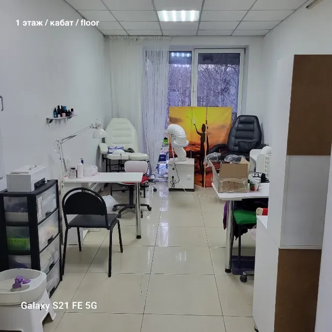 Бильярд үстелдері бар ойын бөлмесі