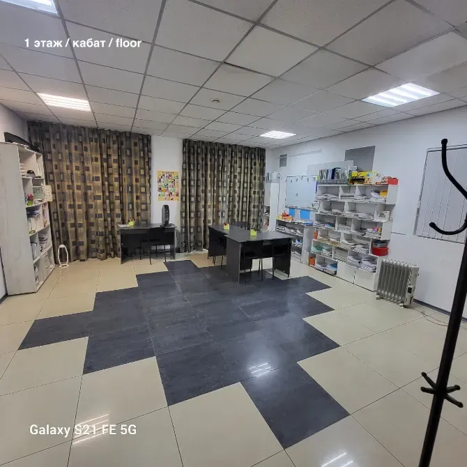 Жұмыс үстелдері мен орындықтары бар бөлме