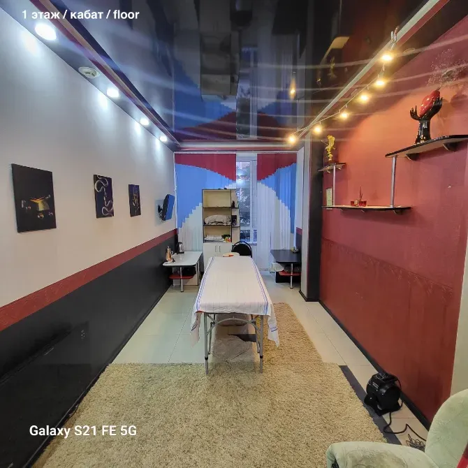 Удобный массаж үстелі бар кабинет интерьері