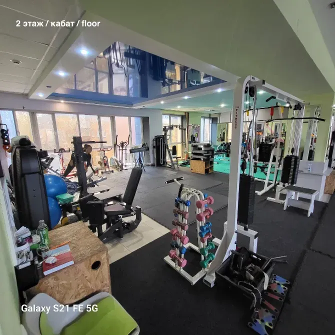 Маттар мен секірмелі батутаға арналған жаттығу бөлмесі