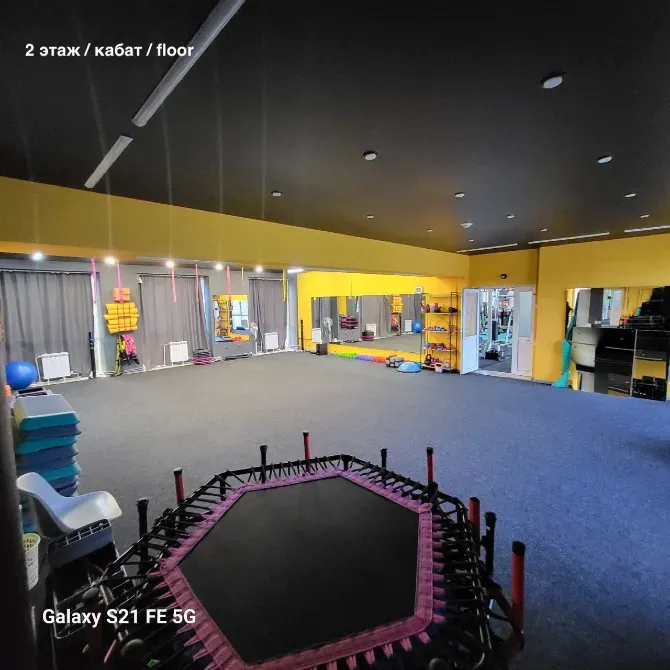 Шараларға арналған кеңістікпен кең бөлме