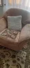Жұмсақ жастығы мен жамылғысы бар жайлы кресло
