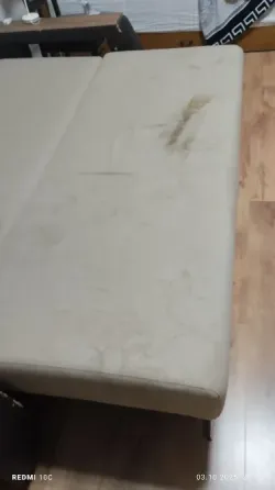 пятна на диване с светлой обивкой