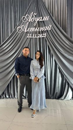 Изображение женщины с длинными волосами в светло-голубом наряде с вышивкой в зеркале