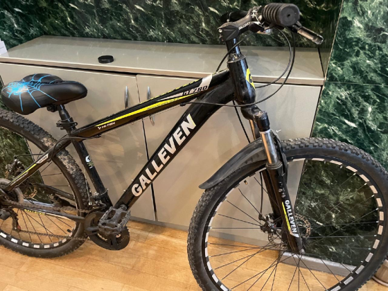 Качественный горный велосипед марки Calleven с черным каркасом и синим сиденьем с рисунком паука