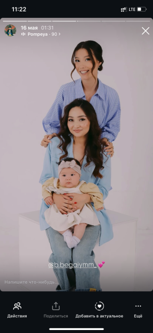 Женщина с ребенком, позирующая на фоне нейтрального фона, с другой женщиной, надевшей полосатую рубашку