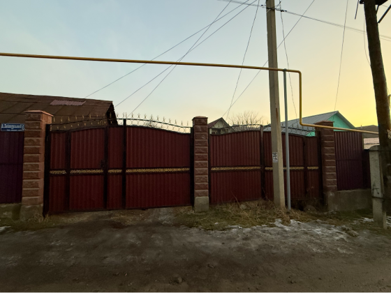 Қызыл панельдері мен металл элементтері бар қақпа