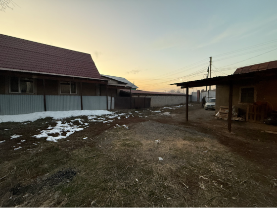 Қызыл панельдері мен металл элементтері бар қақпа