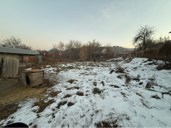 Қызыл панельдері мен металл элементтері бар қақпа