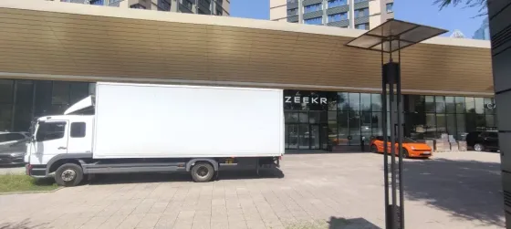 Грузовики Mercedes на платформе для погрузки