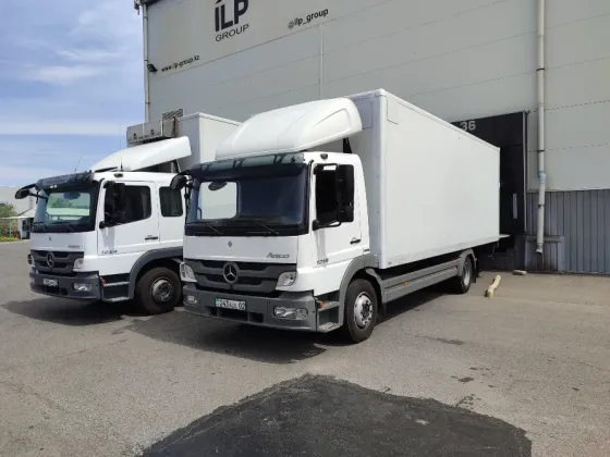 Грузовики Mercedes на платформе для погрузки