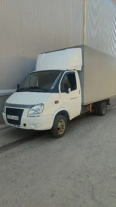 Ақ ГАЗ жүк көлігі өндірістік жағдайда