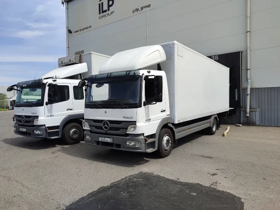 Mercedes жүк автомобильдері жүктеу платформасында