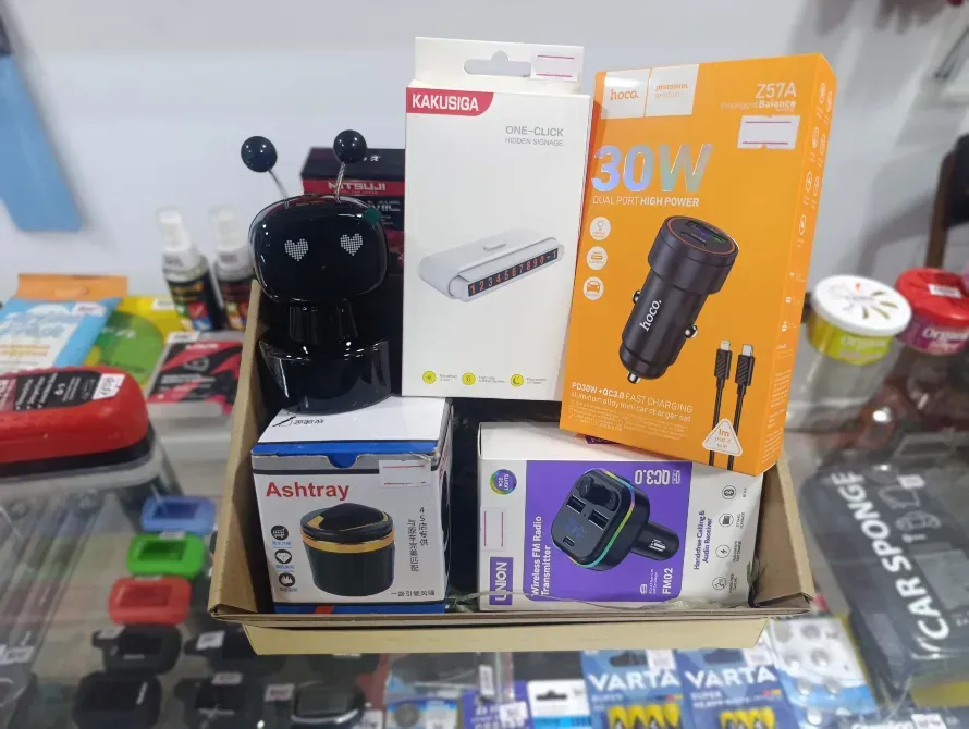 Коробка с зарядными устройствами и пепельницей