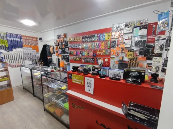 Магазин автомобильных принадлежностей с разнообразными товарами