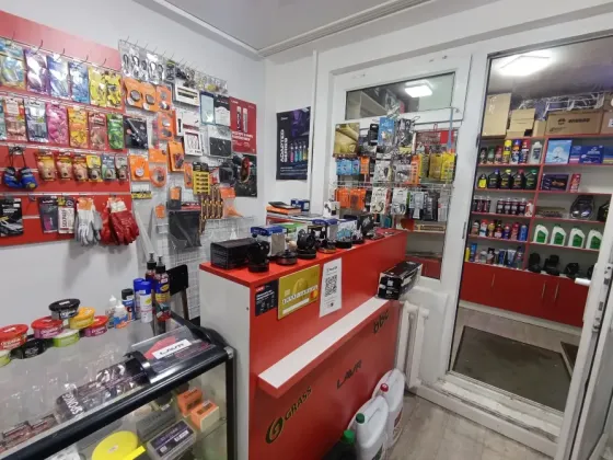 Магазин автомобильных принадлежностей с разнообразными товарами