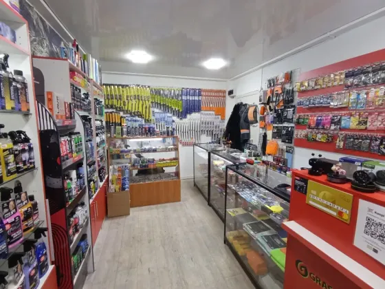 Магазин автомобильных принадлежностей с разнообразными товарами