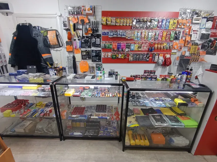 Кассовая зона и витрины с товарами для автомобилей