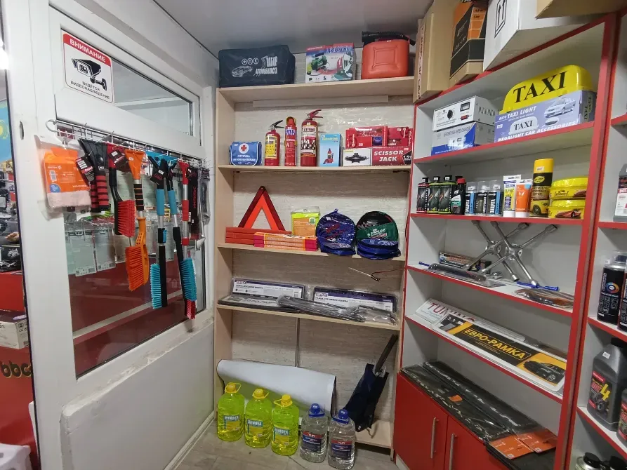 Полки с автомобильными принадлежностями и акксессуарами