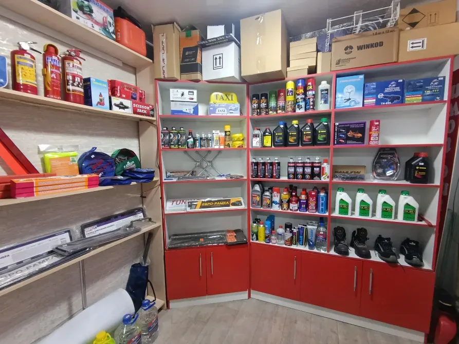 Стеллажи с автохимией и средствами по уходу за автомобилем