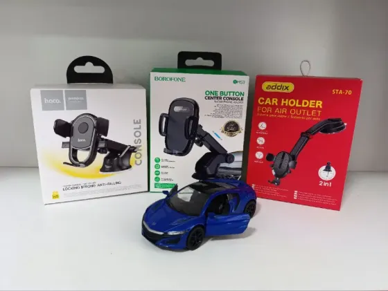 Модель автомобиля на фоне упаковок зарядных устройств и автомобильных аксессуаров