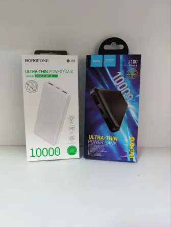 Модель автомобиля на фоне упаковок зарядных устройств и автомобильных аксессуаров