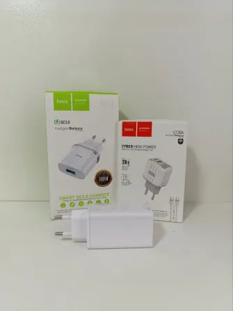 Модель автомобиля на фоне упаковок зарядных устройств и автомобильных аксессуаров