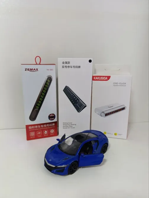 Әртүрлі аксессуарларға арналған қаптамалар фонында автокөліктің моделі